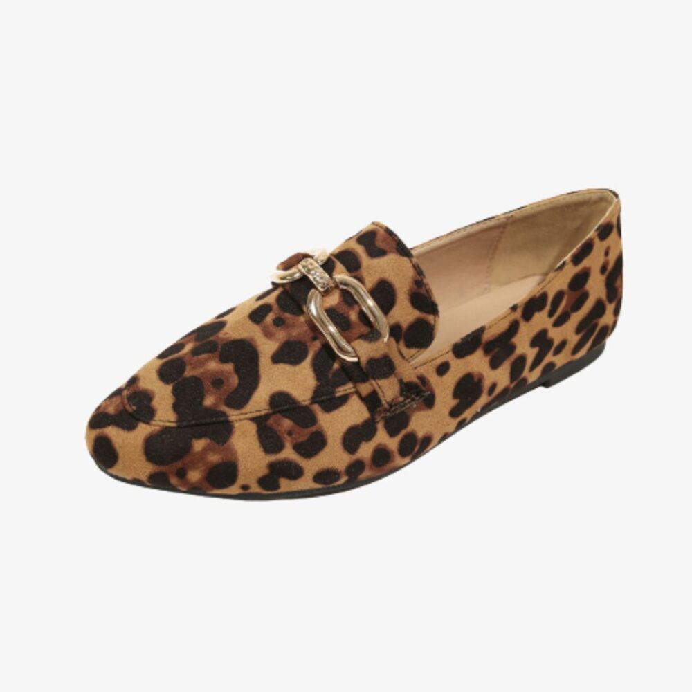 Sobre un fondo claro, un mocasín de perfil con puntera cuadrada redondeada en imitación de terciopelo con estampado de leopardo y hebillas metálicas doradas en el empeine. La suela es plana y negra.