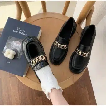 Mocasines de charol con tacones pequeños y cadena