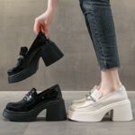 mocasín blanco y negro llevado por una mujer
