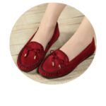 mocasín de ante rojo en pies de mujer