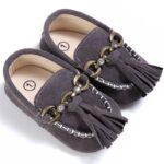 mocasín de bebé en ante gris
