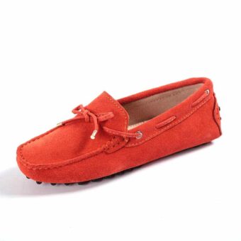 Foto de un mocasín rojo sobre fondo blanco