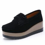 Foto de un mocasín de plataforma negro sobre fondo blanco