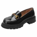 Foto de un mocasín de charol negro sobre fondo blanco
