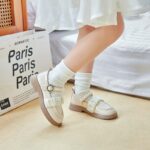 mocasín de perlas blancas llevado por una joven