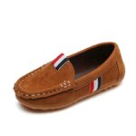 Mocasín de ante marrón con lengüeta de la bandera francesa sobre fondo blanco