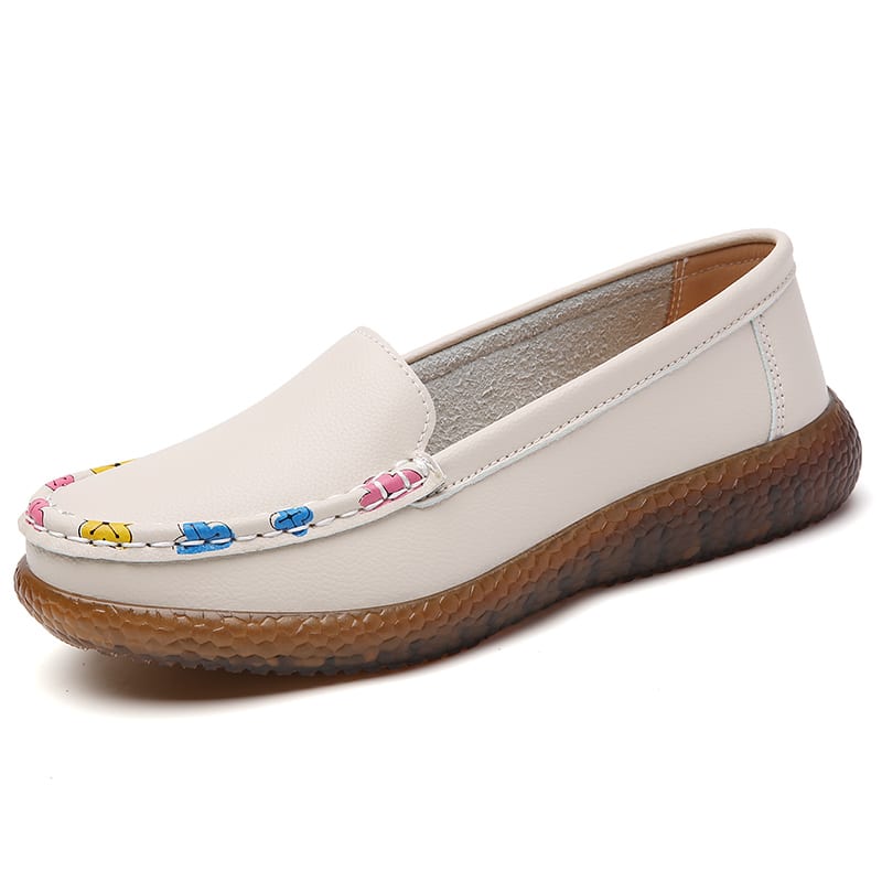 Foto de un mocasín beige sobre fondo blanco