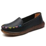 Foto de un mocasín negro sobre fondo blanco