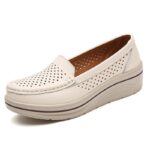 Foto de un mocasín de cuero blanco sobre fondo blanco