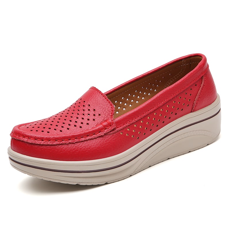 Mocasín de cuero rojo sobre fondo blanco