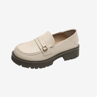Mocasín de mujer con plataforma beige sobre fondo gris