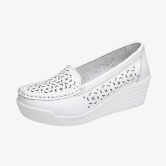 Mocasín blanco de perfil, con suela de cuña y perforaciones en la parte delantera y los laterales.