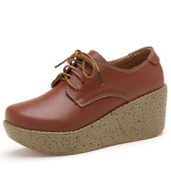 Un mocasín marrón para mujer con suela ancha amarilla