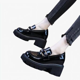 Mocasines de charol con tacón y suela gruesa