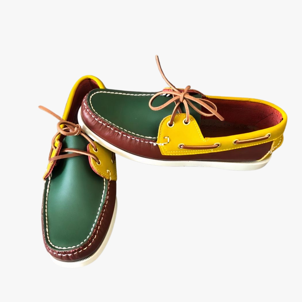 Mocasines amarillo-verde y marrón sobre un sofá gris