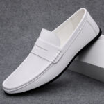 Mocasines informales para hombre en efecto cuero blanco con fondo gris