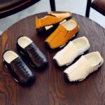 Mocasines para niños de suela blanda de cuero sintético con base de madera