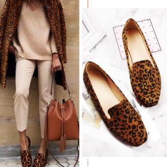 mujer de pie vestida de beige con un bolso en la mano y calzando mocasines de leopardo