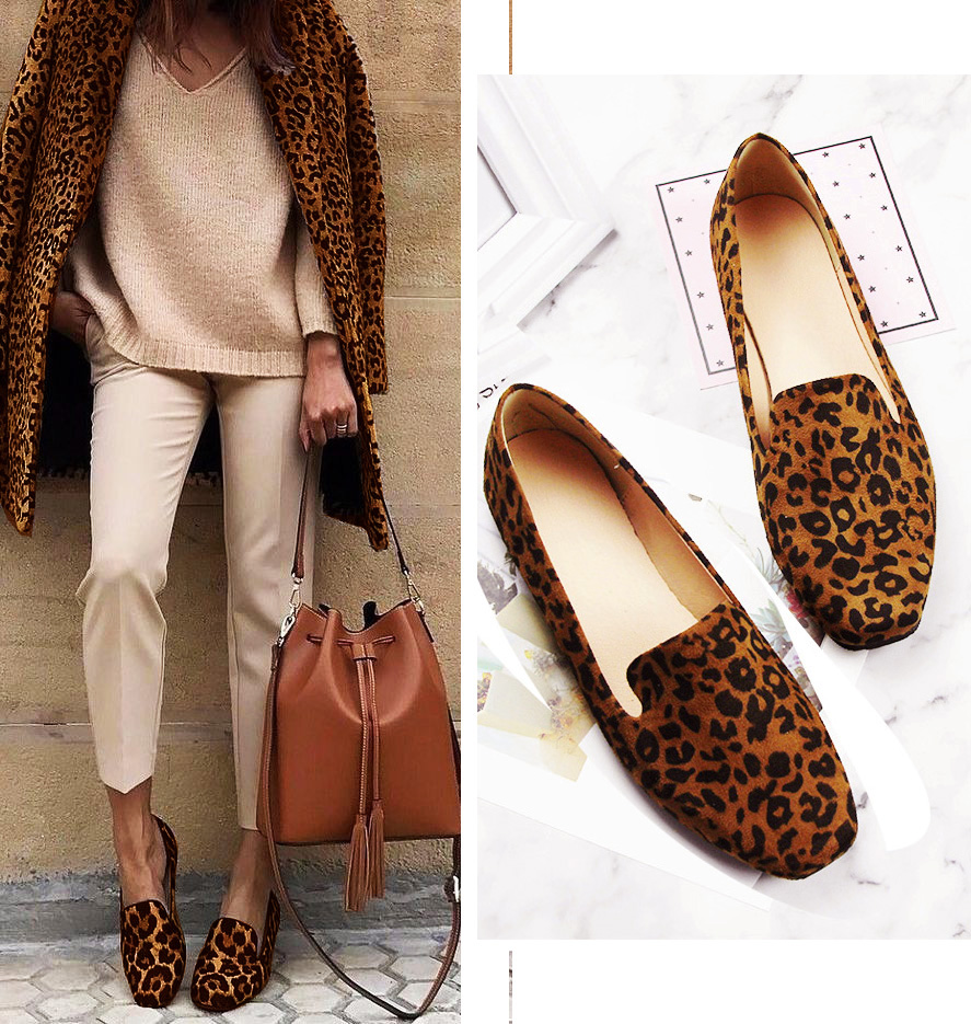 mujer de pie vestida de beige con un bolso en la mano y calzando mocasines de leopardo