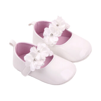 Mocasines bonitos con flores para bebé niña
