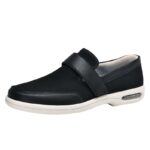 Mocasín ortopédico negro con cierre de velcro, perfil sobre fondo blanco