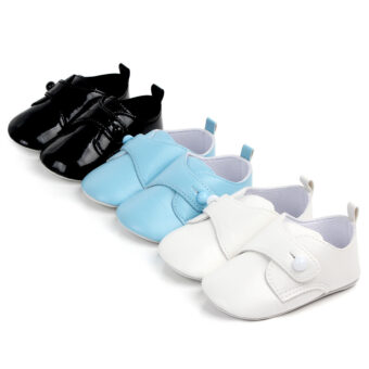 Tres pares de mocasines de piel para bebé niño, en blanco, azul y negro