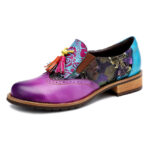1 mocasín de perfil, azul/morado con borlas