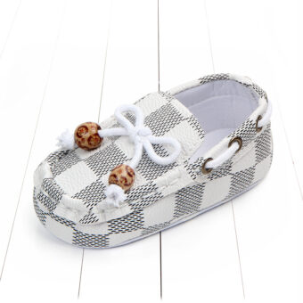 Mocasines de cuadros de moda con perlas decorativas para bebé