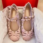 Mocassin ballerine en satin avec un petit nœud sur le devant et une boucle à la cheville