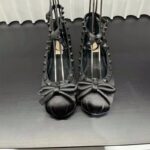 Mocassin ballerine en satin avec un petit nœud sur le devant et une boucle à la cheville