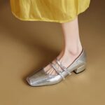 Mocassin ballerine avec deux boucles sur le dessus du pied et un petit talon carré