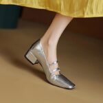 Mocassin ballerine avec deux boucles sur le dessus du pied et un petit talon carré