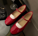 Mocassin ballerine vernis à bout rond avec boucle fine sur le dessus du pied