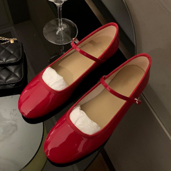 Mocassin ballerine vernis à bout rond avec boucle fine sur le dessus du pied