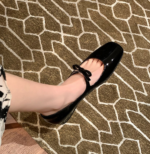 Mocassin mary janes à bout carré avec un petit nœud papillon qui passe sur la boucle au-dessus du pied