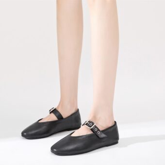 Mocassin mary janes noir style rock avec boucle réglable qui passe sur le dessus du pied.