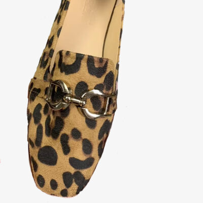 Mocasines de leopardo con cadena para mujer con un detalle metálico