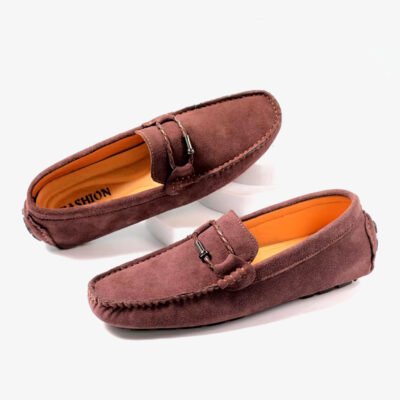 Foto de un par de mocasines náuticos de ante para hombre en marrón sobre fondo blanco