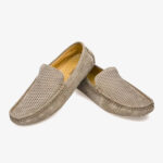 Un par de mocasines de verano para hombre de ante sobre fondo blanco.