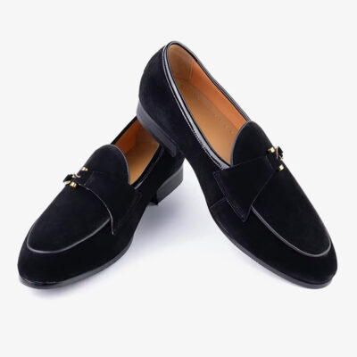 Un par de mocasines elegantes de ante para hombre sobre un fondo blanco liso