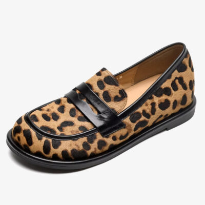 Foto de un mocasín de piel con estampado de leopardo sobre fondo blanco