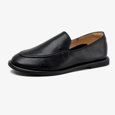 Un mocasín tipo slipper de piel para mujer sobre fondo blanco