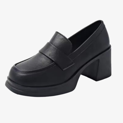 Un mocasín de tacón de piel sintética para mujer en color negro sobre fondo blanco
