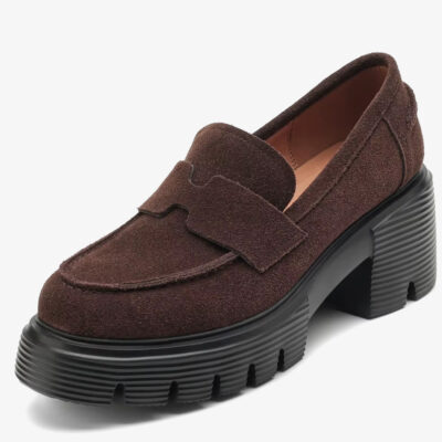 Mocasín marron con plataforma de ante sobre fondo blanco