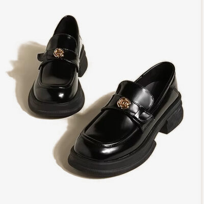Par de mocasines negros de plataforma con detalle floral metálico