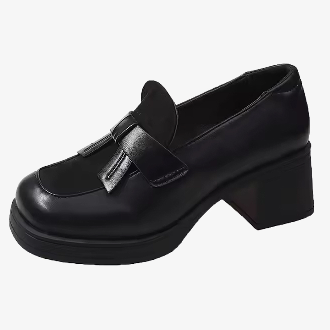 Mocasines de plataforma con tacón vintage negros sobre fondo blanco