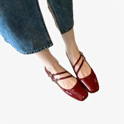 Mocasín ballerina de charol con dos hebillas finas sobre el empeine
