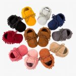 10 mocassins de couleurs différentes posés en cercle avec une paire marron au centre
