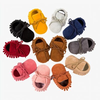 10 mocassins de couleurs différentes posés en cercle avec une paire marron au centre
